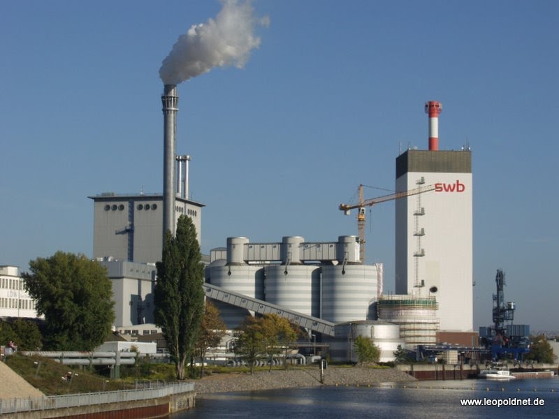 Das Kraftwerk Bremen-Hastedt, vom Weserwehr aus gesehen. by Hgulf