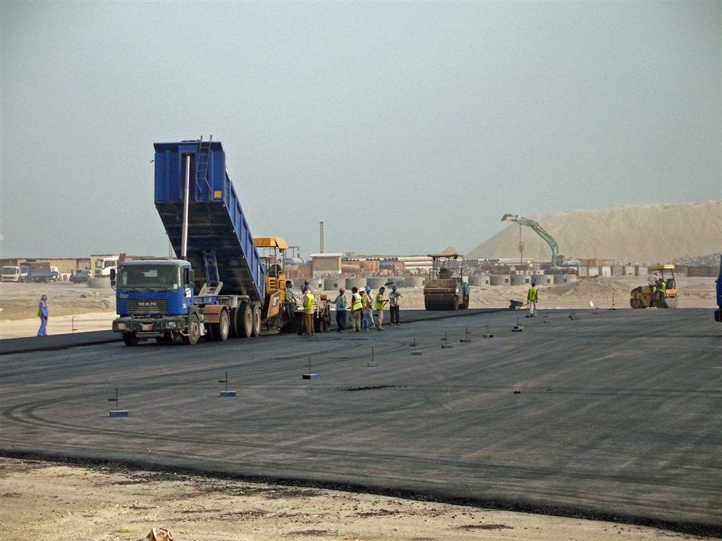 2nd layer asphalt binder course to lorry park, Hidd Port, 9Aug2007 by hiddport