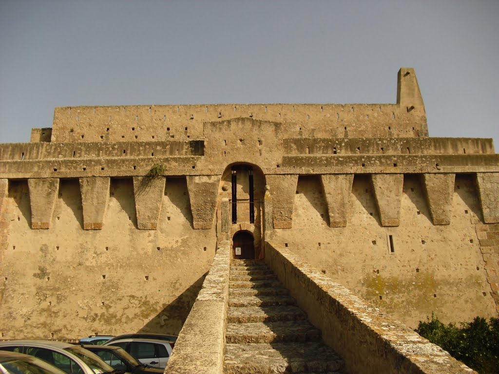 Porto santo stefano.argentario.entrata all'imponente fortezza spagnola by Egidio Moretton