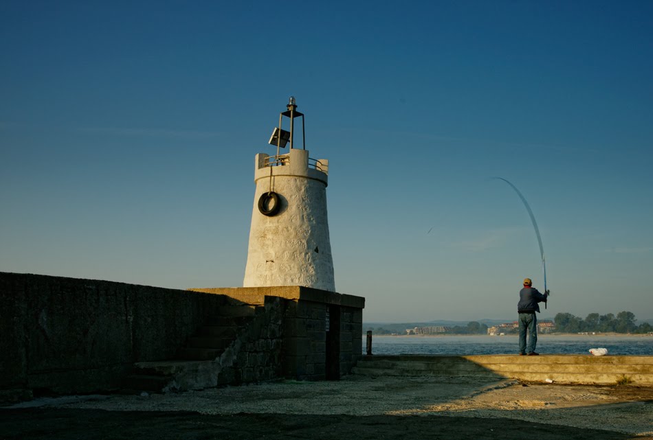 Фарът в Приморско и рибар/headlamp and fisherman in Primorsko by algaivel.com