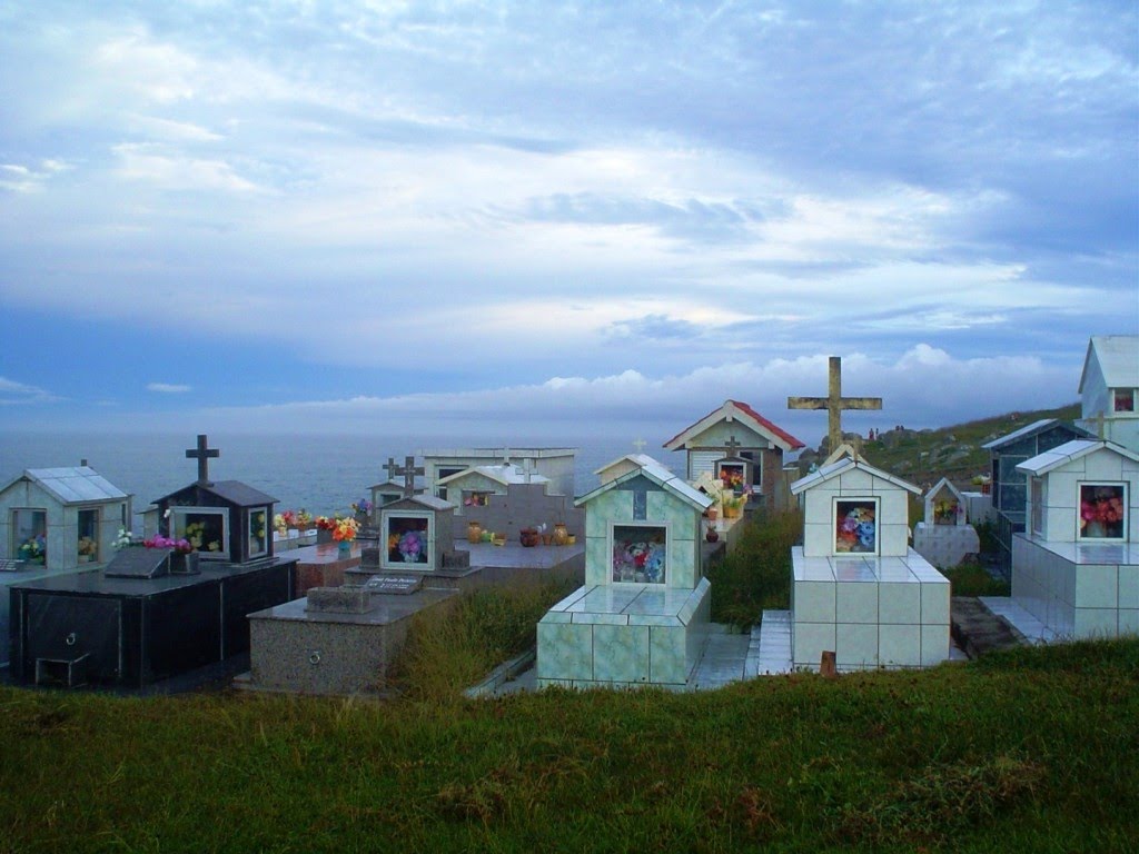 Cemitério local - Farol de Sta Marta by Edison Nunes