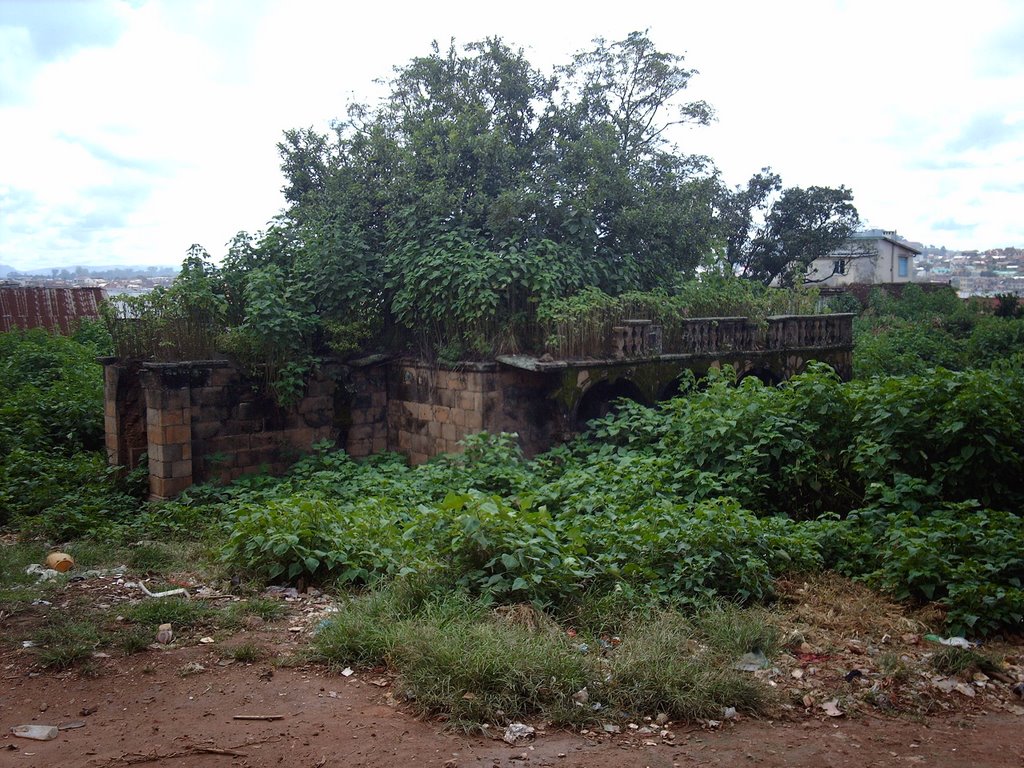 Ambatomitsangana, le tombeau de rainimboay, 23 mars 2007 by jérémy pureur