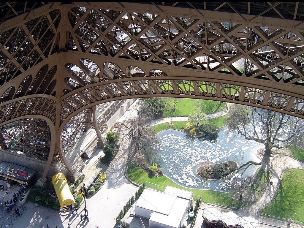 Torre Eiffel desde dentro by Javier Saiz