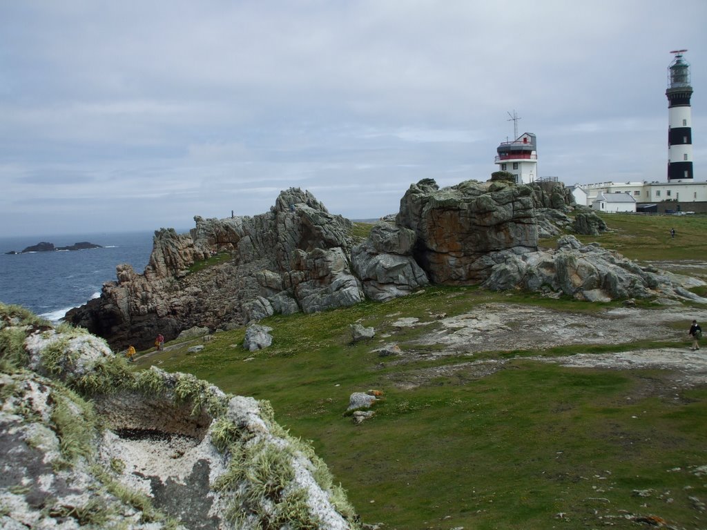 Ouessant, bord de côte et phare du Creach by gadellon