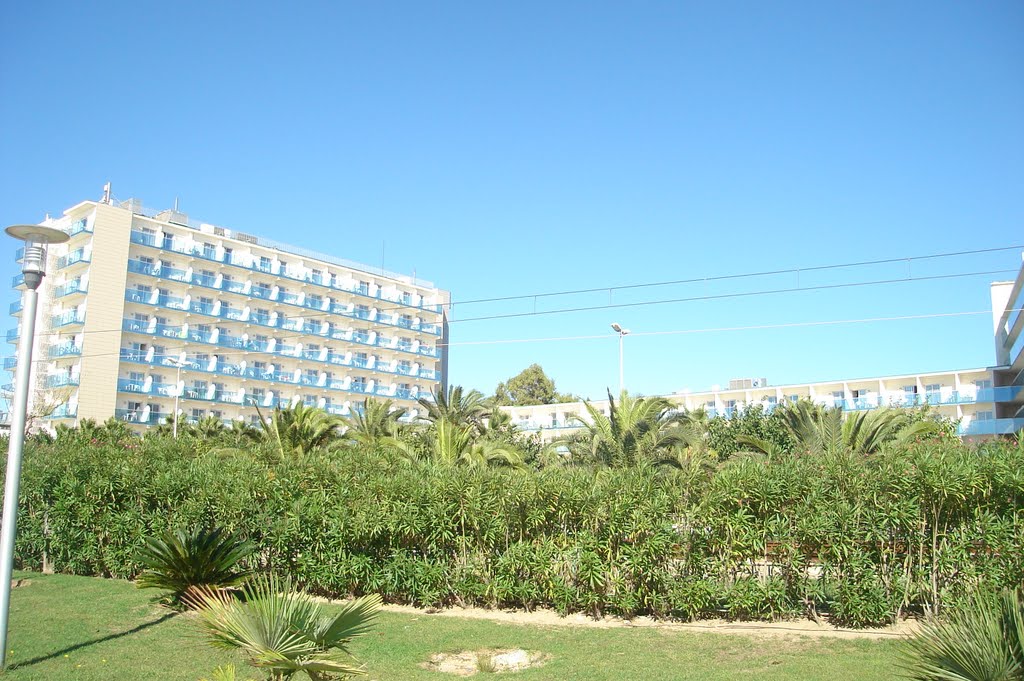 Golden Taurus Hotel from the outside Pineda de Mar 6-10-2010 by Andries Singeling