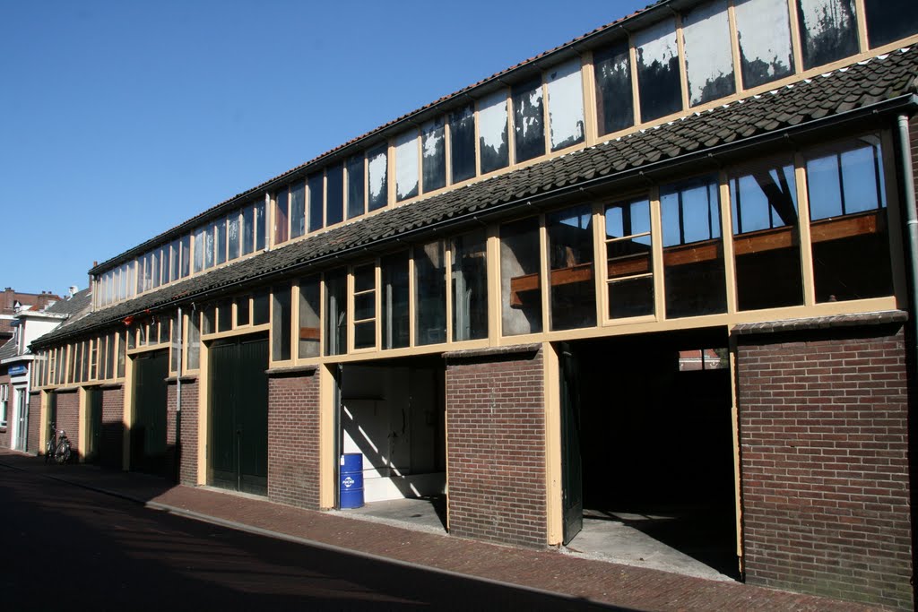 Autostallingen in de Achterstraat, Woerden. by Carl030nl