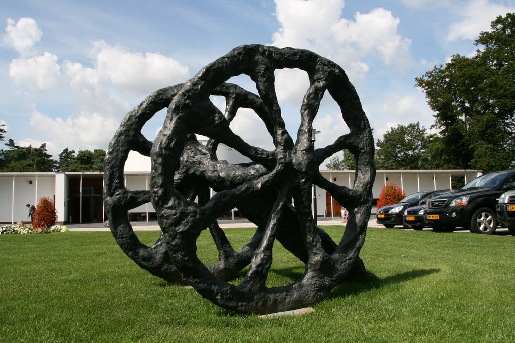 Kunstvoorwerp bij het crematorium Rusthof, Amersfoort. by Carl030nl