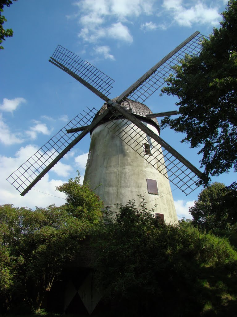 Immerather Windmühle ( erbaut im 17. Jahrhundert,1944 durch eine Brandbombe zerstört. Nach 1954 wurde sie restauriert. /Tagebau Garzweiler II) August 2010 by DortmundWestfalica