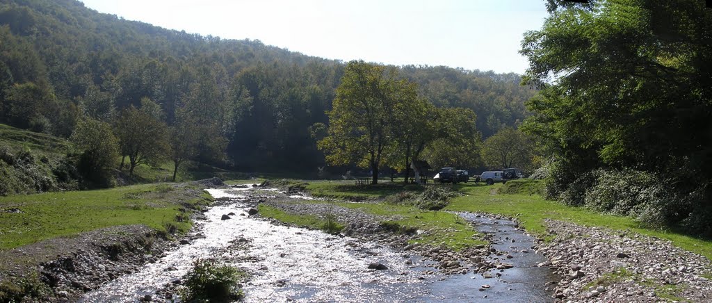 Sighistel/Szegyesd valley by Laszlo Reti