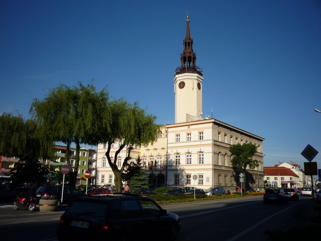 Strzelce Opolskie. Ten ratusz postawiono na starych fundamentach w latach 1844-46 . by Adam Chamczyk