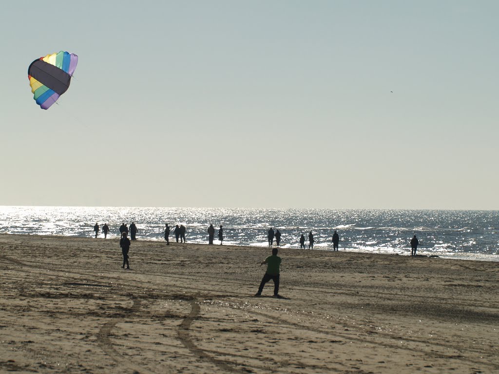 Lenkdrachen am Strand von Katwijk by Paulwip