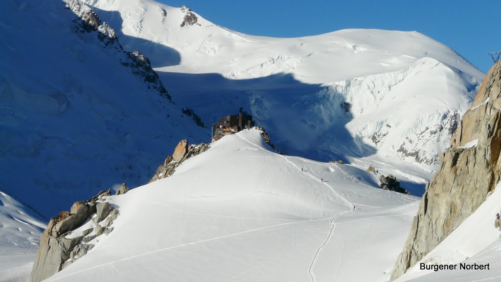 Hinten Dôme du Goûter 4304 müM. / Vorne Refuge des Cosmiques 3613 müM. by Norbert Burgener