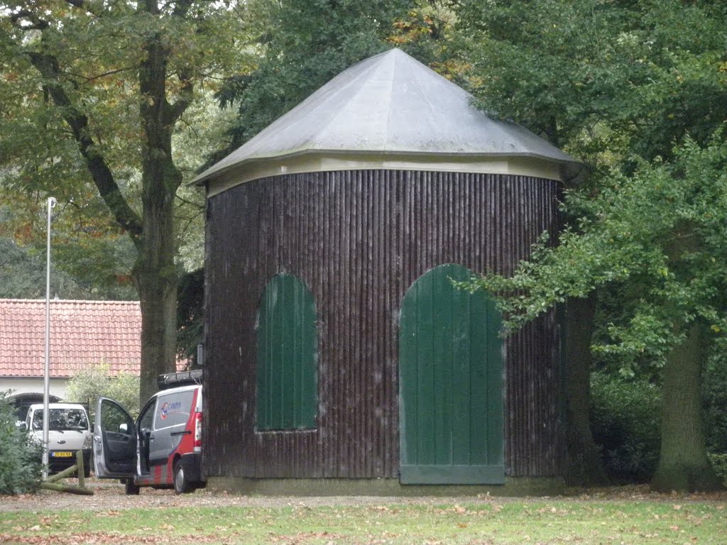 Achterzijde folly , (tuinhuisje) by Martin Klumper