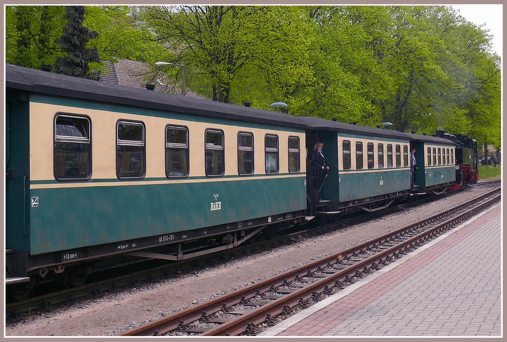 Der Rasende Roland wartet in Sellin auf den Gegenzug; 03-05-2010 by fuchsensteiner