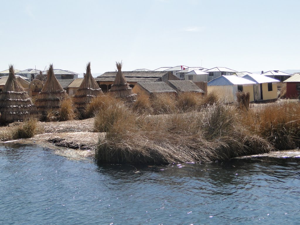 Vista da ilhota flutuante de Uros junto ao Lago Titicaca em Puno - Peru by Paulo Yuji Takarada