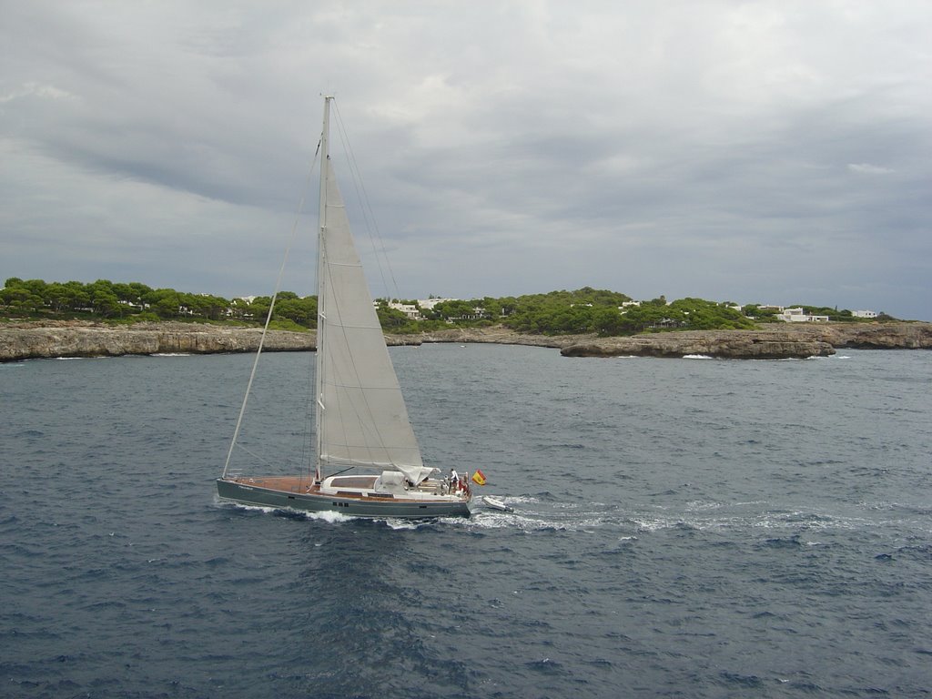 Bocana de Portopetro des de la Punta de Sa Torre. Al fons Caló des Llamp by homyr