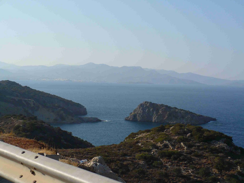 Sur la route vers Ayios Nikolaos by thierry delvaulx