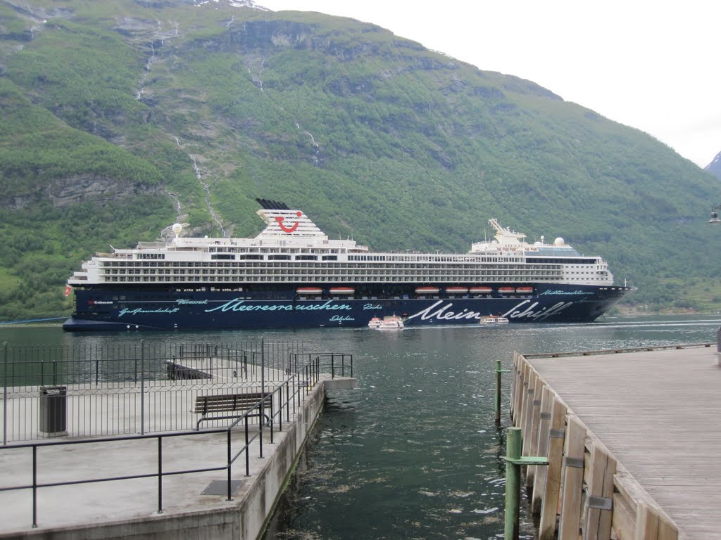 Mein Schiff im Gjrangerfiord (Juni 2010) by bullmannm