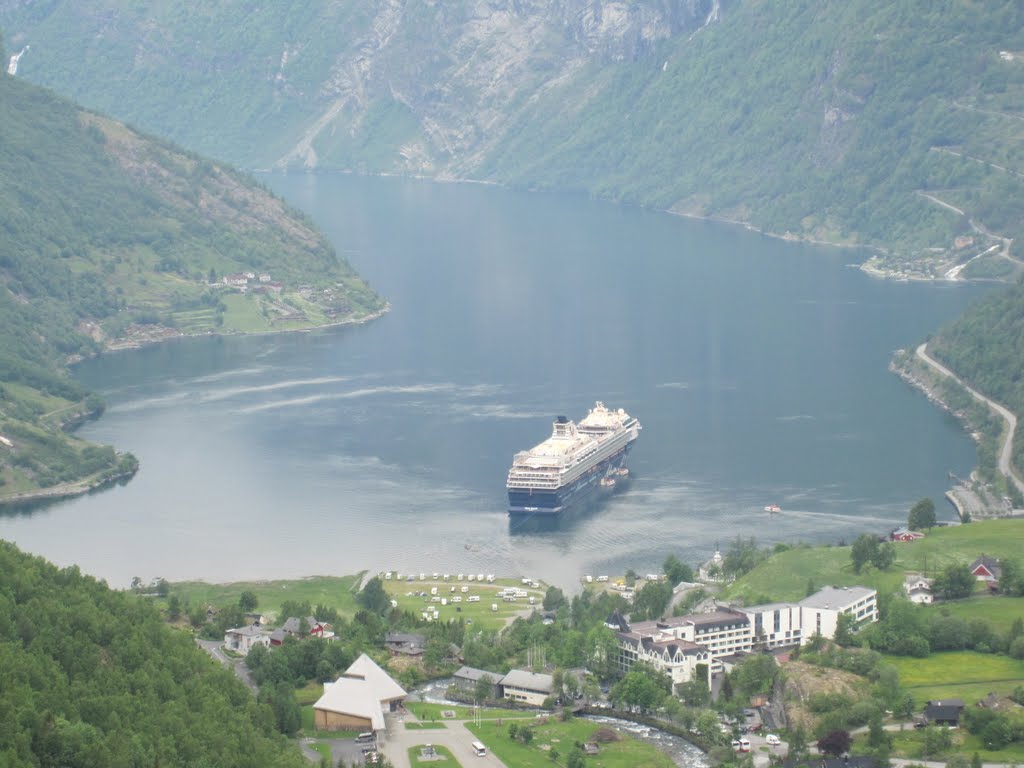 Mein Schiff im Gjrangerfiord Norwegen (Juni 20010) by bullmannm