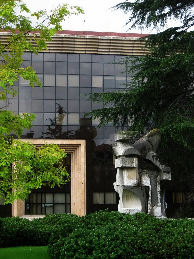 Escultura" Hacendistas" Asturianos, Oviedo, Asturias, Spain by Antonio Alba