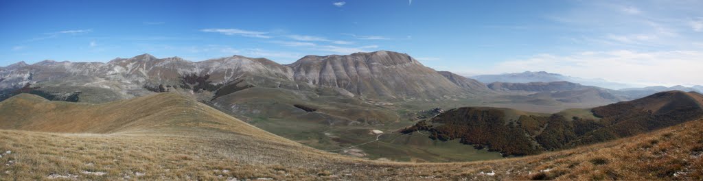 L'Altopiano di Castelluccio dal Monte Lieto by Alessandro D'Angelo