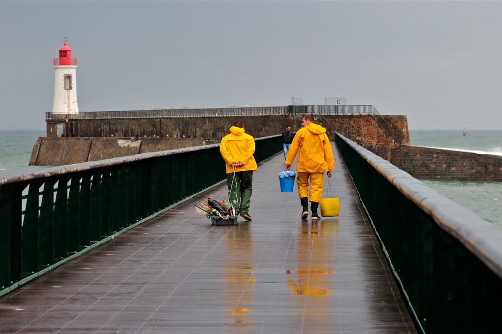 Pécheurs sur la jetée des Sables d'Olonne by Mark Jone