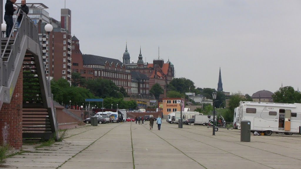 Wohnmobile an der Hafenstrasse by Uwe Koehl