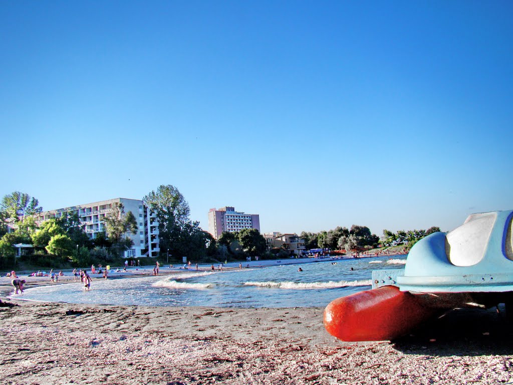 Plaja şi ,,ligheanul" Hotel Aida. Saturn, jud. Constanţa, Romania. by Rada C. Gabi (CGabi)