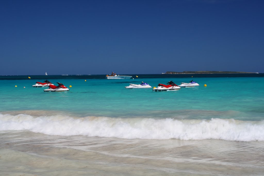 Beach in the Orient Bay by manfrezo