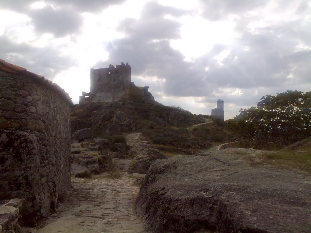 Vista del castillo desde Trevejo. by o rey do café