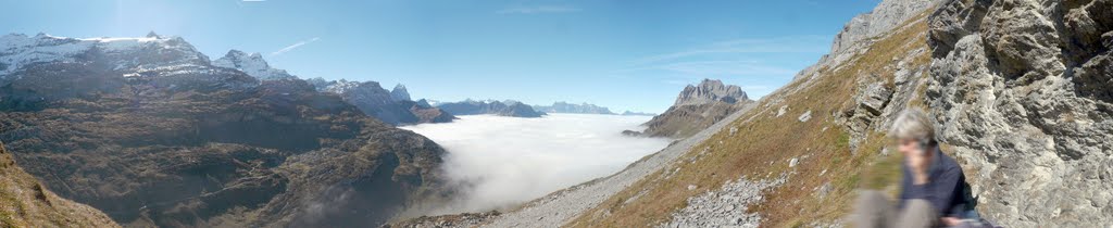 Beim Klausenpass über dem Nebelmeer by Urs Simmen