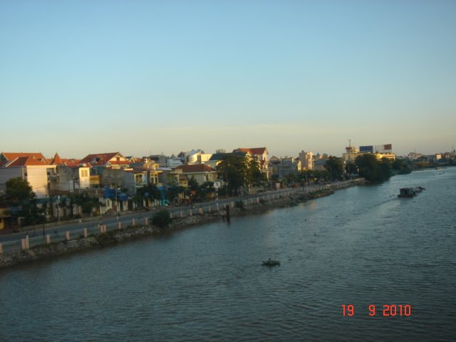 Phố nhỏ ven sông khi hoàng hôn xuống by Tran Hoang Hiep