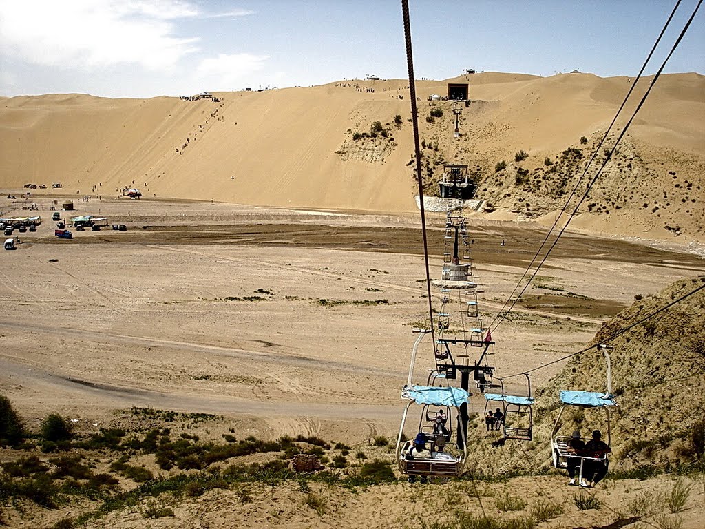 包頭 響沙灣 乘吊車過河谷往滑沙場 / 包头 响沙湾 chair-lift across a river canyon in the desert,Ordos,Nei Mongol,China by Percy Tai  漆園童