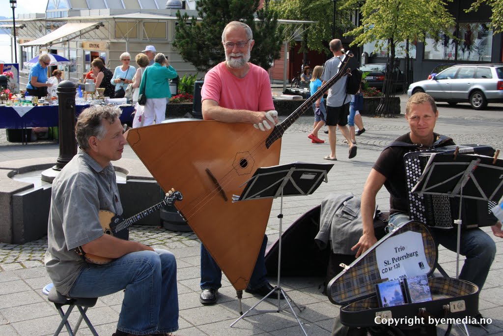 Gatemusikanter spiller på torget i Molde by Bjørn Bye