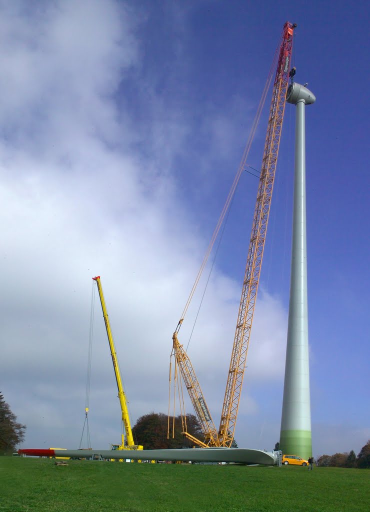 Montage d'une éolienne avec grues by wehrlireapub