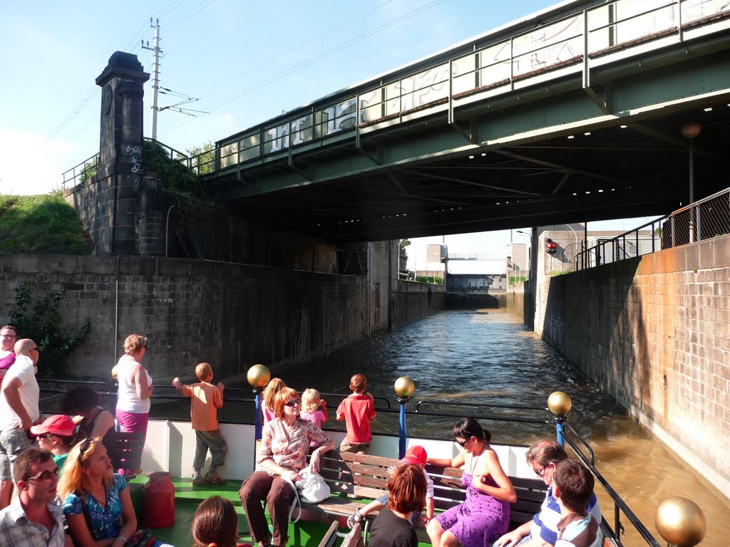 A lock on the Donaukanal (Śluza na Kanale Dunajskim) by Ari-chaan