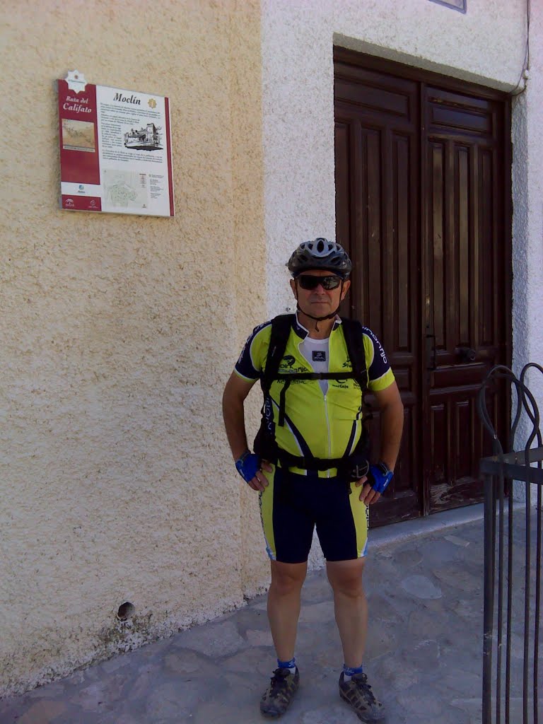 En la puerta del Ayuntamiento de Moclin by Rafael Saco