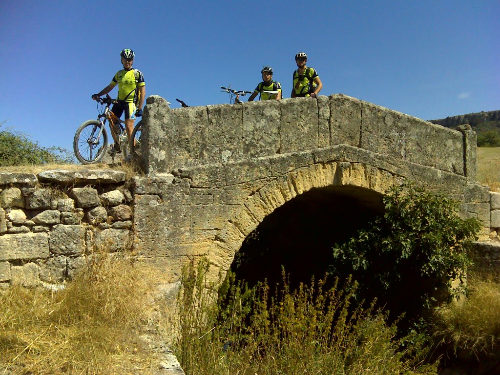 Puente y calzada romana a la salida de Alcalá la Real by Rafael Saco