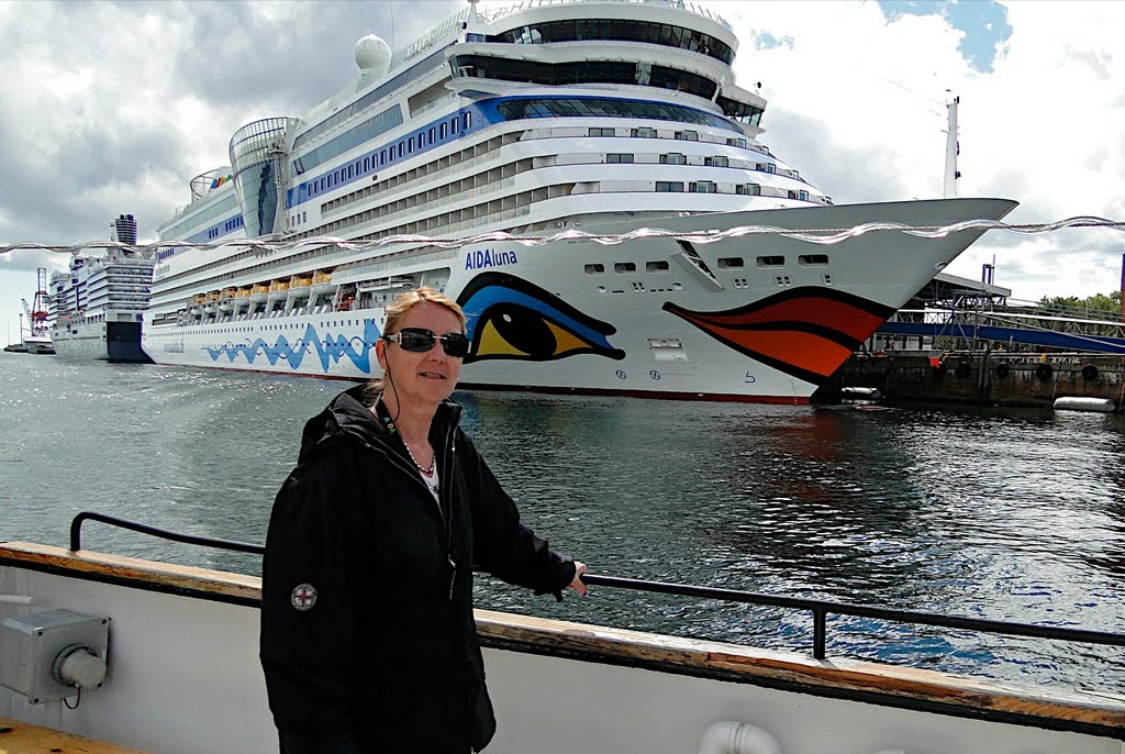 Vor der AIDAluna im Hafen von Halifax by Heidy R. Hort