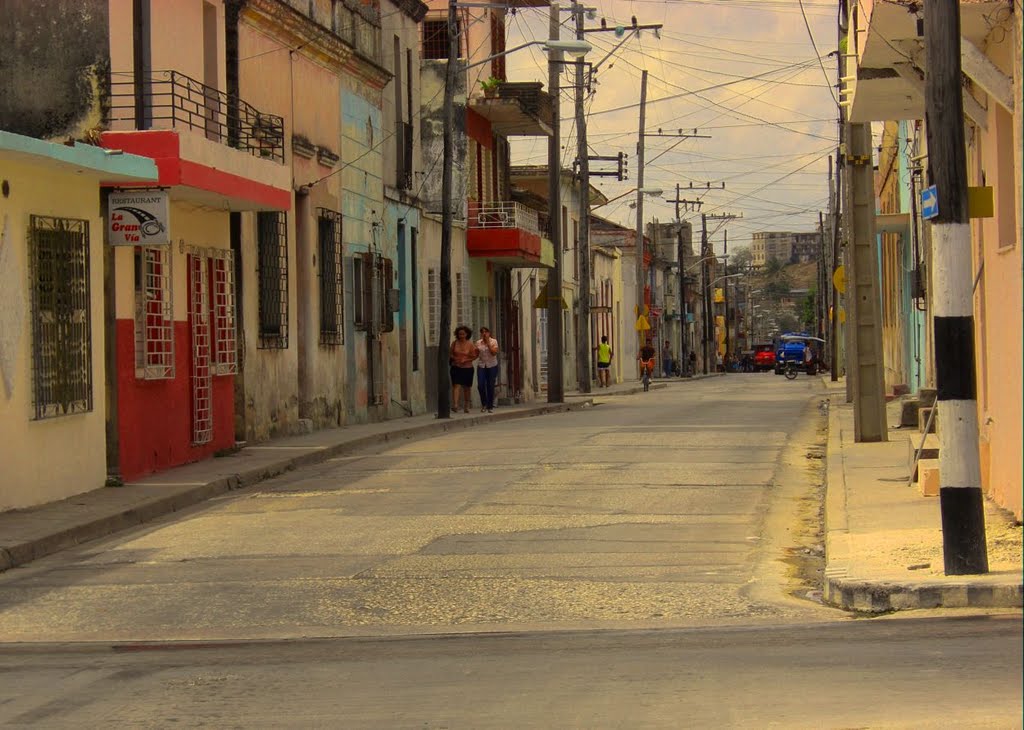 Holguin - calle Cables desde calle Morales Lemus (mirando hacia calle Miro) by Eyanex