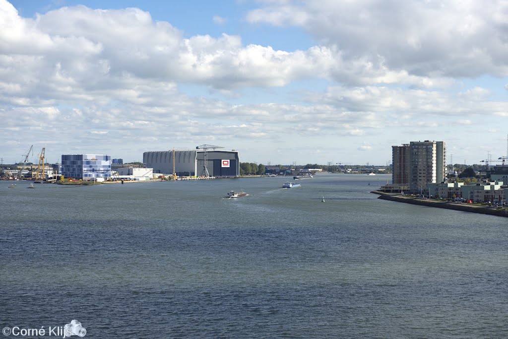 De Nieuwe Maas gezien vanaf de Brienenoordbrug in Rotterdam by Corné Klijs