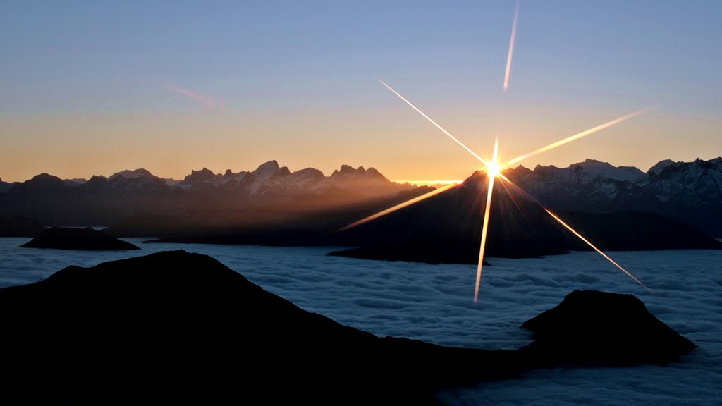 Sonnenaufgang auf dem Brienzer Rothorn by Unsichtbar