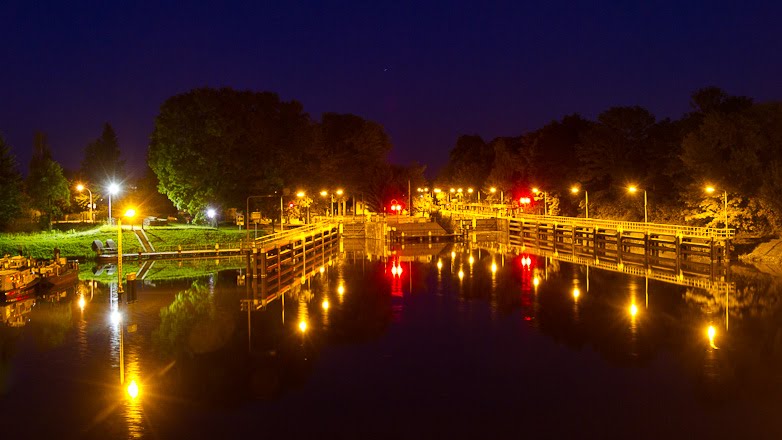 Schleuse an der Spree in Fürstenwalde bei Nacht by stadtfotograf