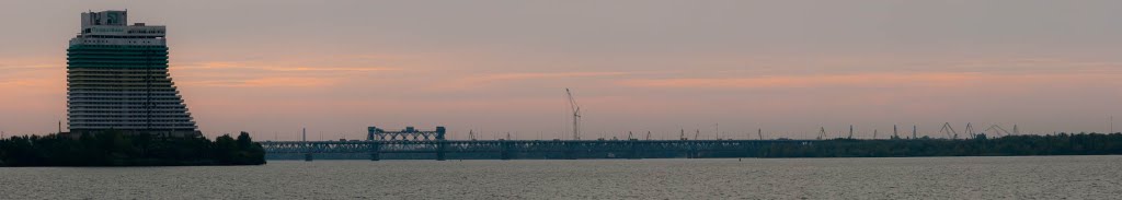 Hotel "Parus" & Amurskiy (or Old) bridge / Dnepropetrovsk / Ukraine / 2010 by Павел Третьяков