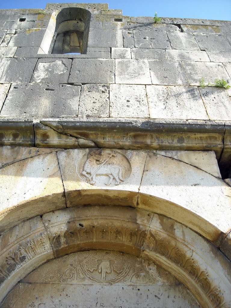 Venosa, chiesa dell'Incompiuta, portale laterale, Agnus Dei nell'architrave by ginovitrani