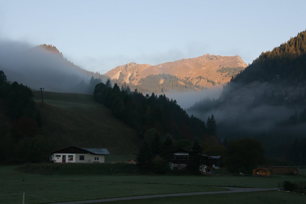 Österreich, Weißenbach, Moosberg und Krinnespitze beim Sonnenaufgang by Barnie