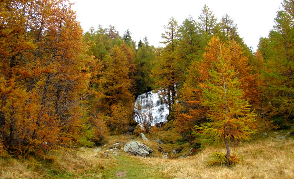 La cascata che costeggia il sentiero by Maurizio Piazzai