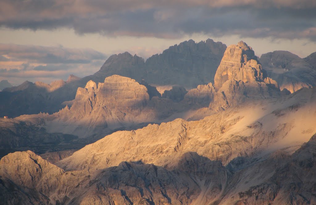 Incredibili Dolomiti: dal Bivacco della Pace: rifugio Locatelli, Paterno, Tre Cime di Lavaredo, con le Dolomiti di Sesto sullo sfondo by Andrea Zanella