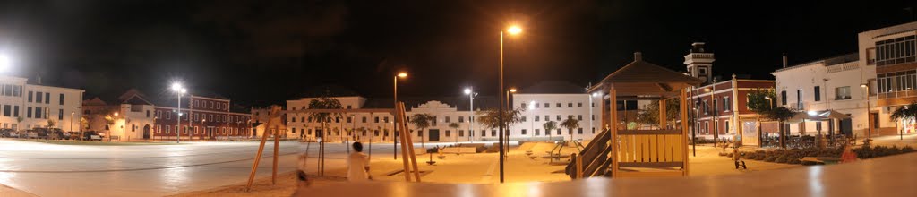 Es Castell. Plaza de s'Eslpanada de noche. Panorámica by Gafe