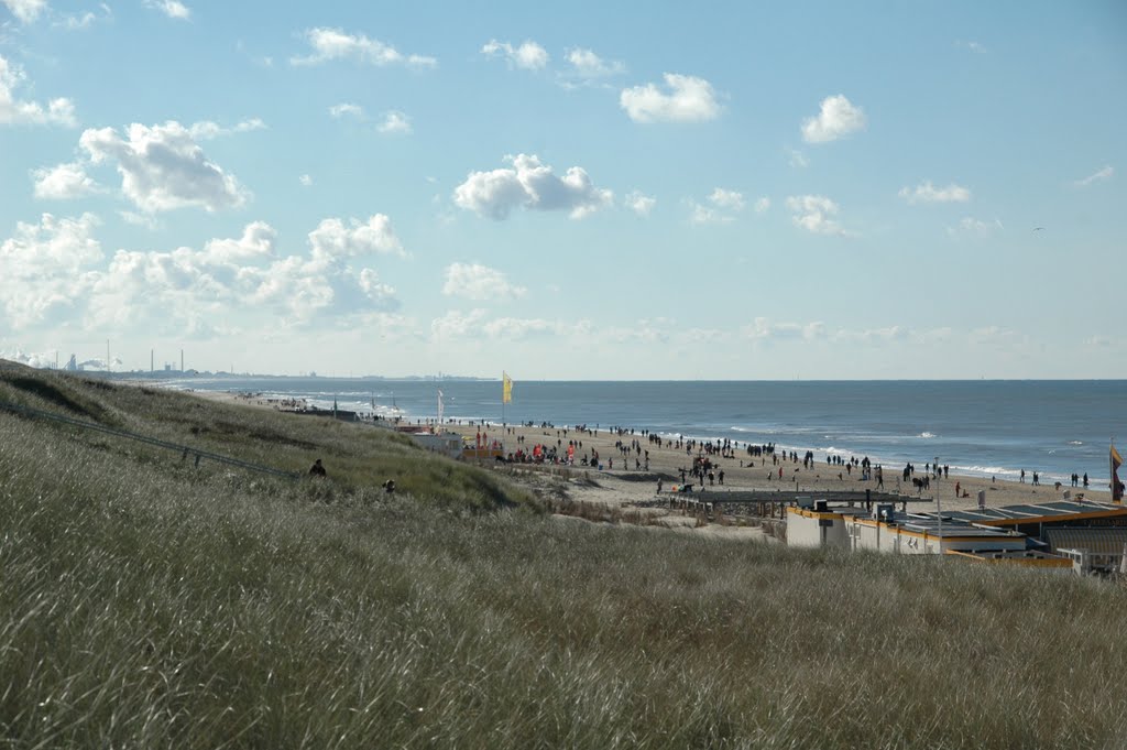 Strand vanaf boulevard Noord by René Speur